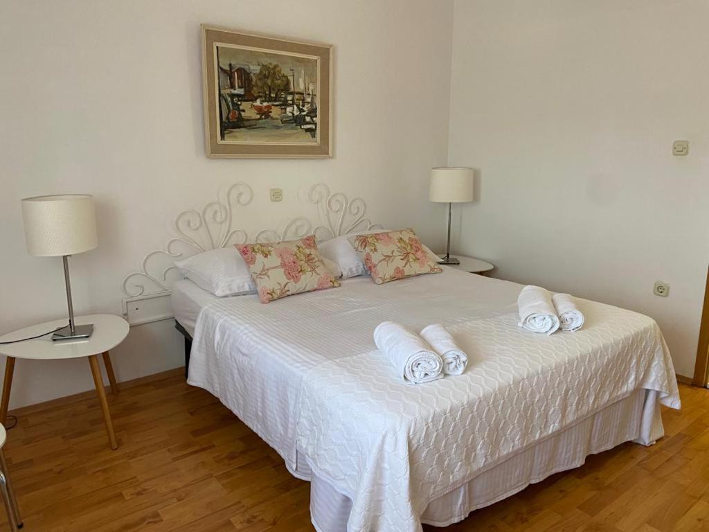 Apartment In Maslinica 70M From The Sea Esterno foto