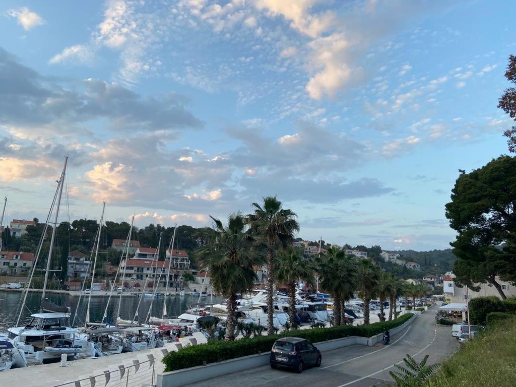 Apartment In Maslinica 70M From The Sea Esterno foto