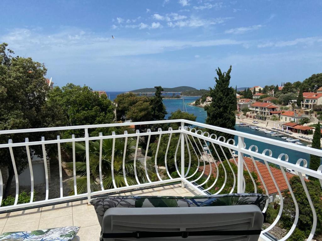 Apartment In Maslinica 70M From The Sea Esterno foto
