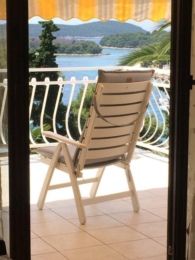 Apartment In Maslinica 70M From The Sea Esterno foto