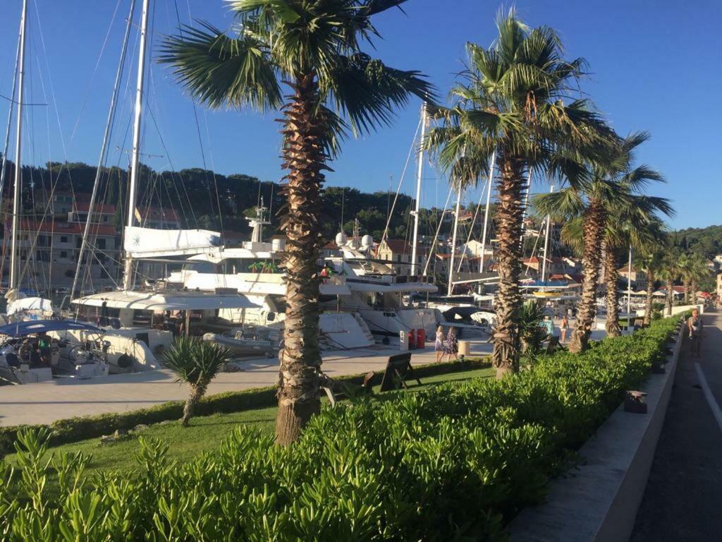 Apartment In Maslinica 70M From The Sea Esterno foto
