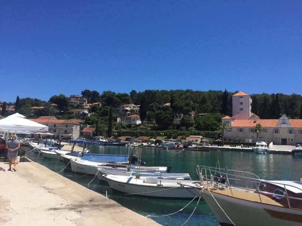 Apartment In Maslinica 70M From The Sea Esterno foto