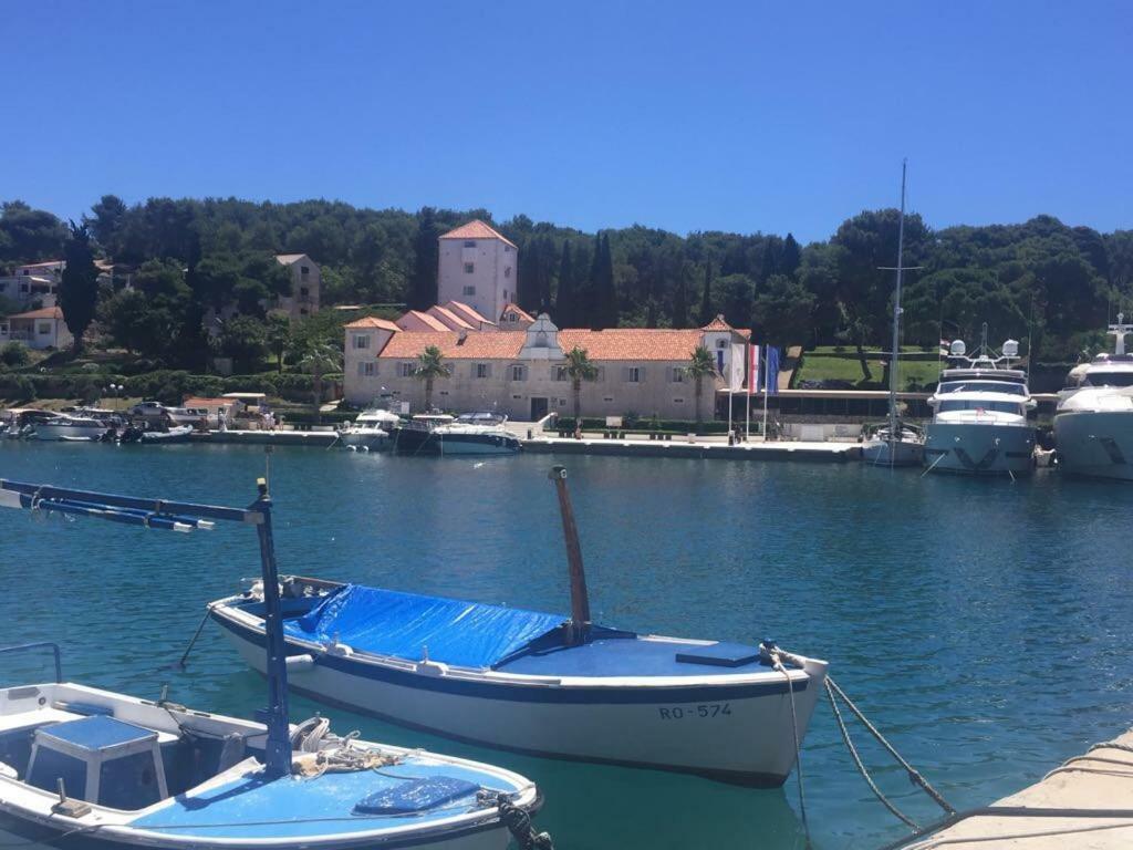 Apartment In Maslinica 70M From The Sea Esterno foto