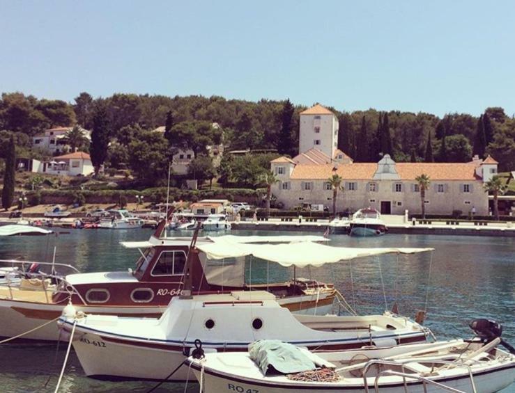 Apartment In Maslinica 70M From The Sea Esterno foto