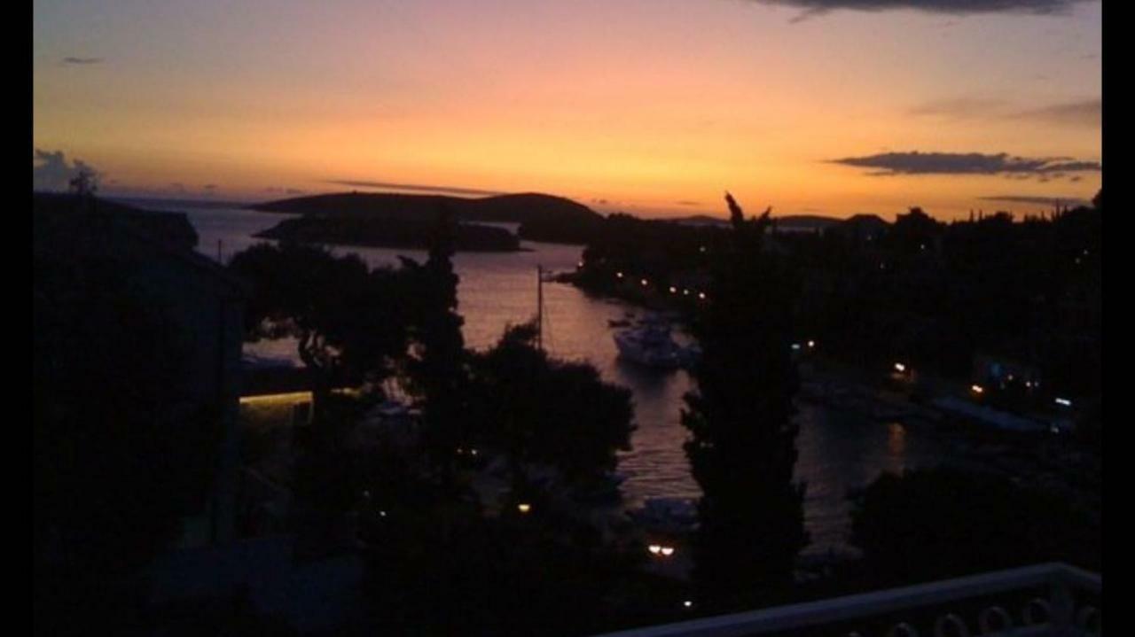 Apartment In Maslinica 70M From The Sea Esterno foto