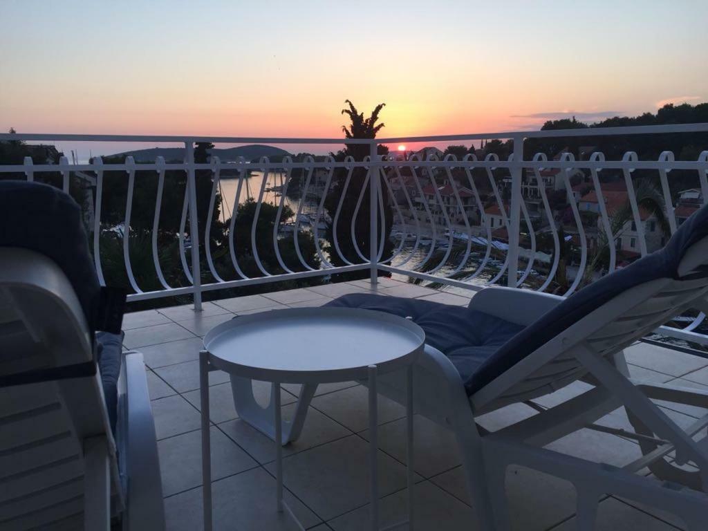 Apartment In Maslinica 70M From The Sea Esterno foto