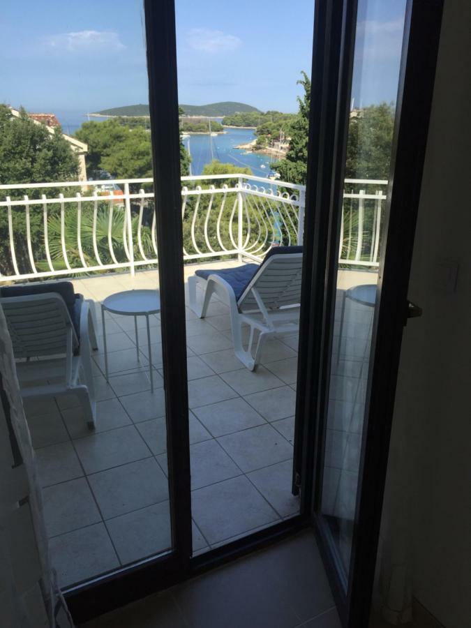 Apartment In Maslinica 70M From The Sea Esterno foto