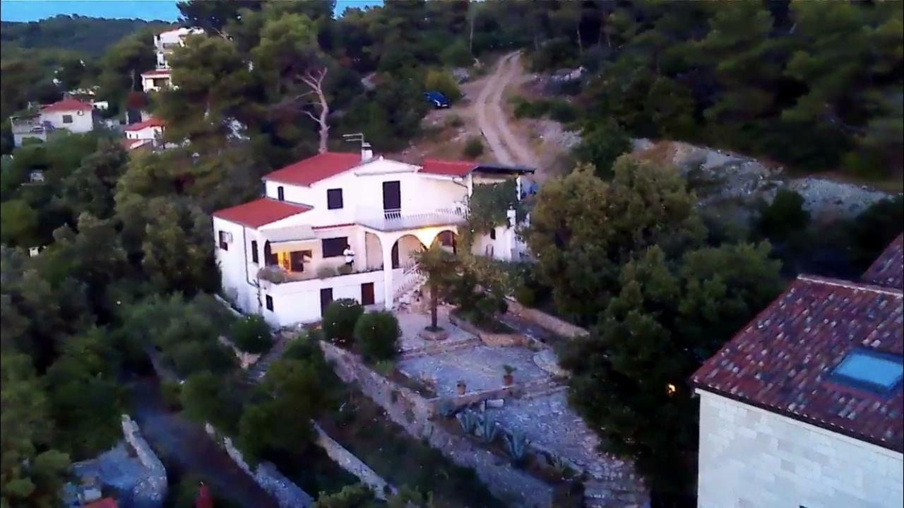 Apartment In Maslinica 70M From The Sea Esterno foto